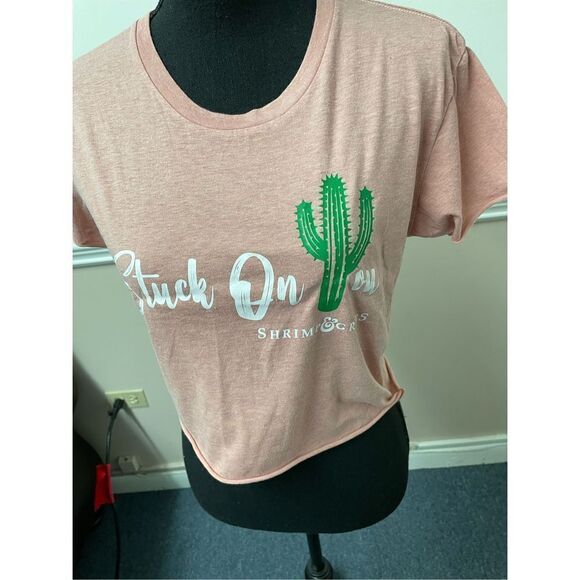 ‘Stuck on You’ Shrimp & Grits Cropped Short Sleeve Tee - Picture 2 of 4
